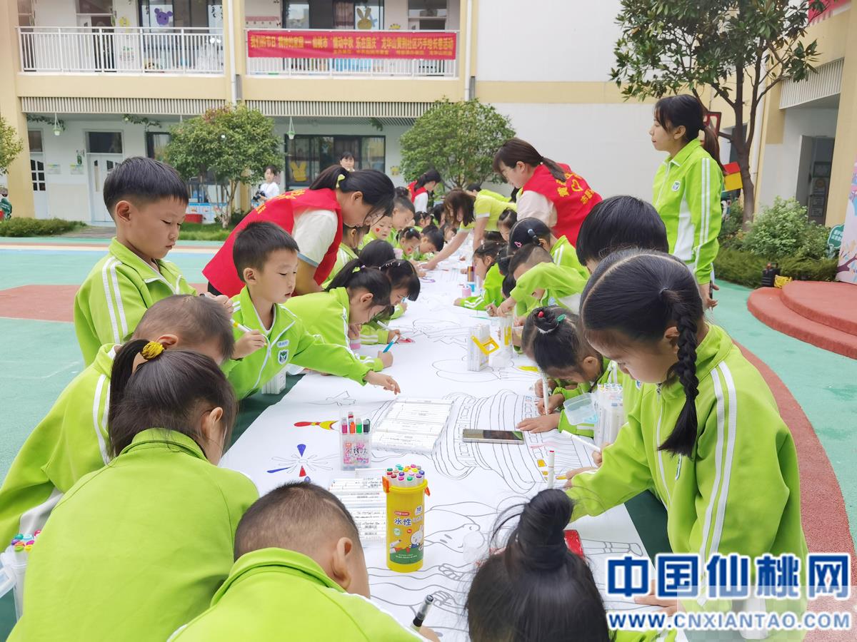 小手绘长卷 童心迎节日